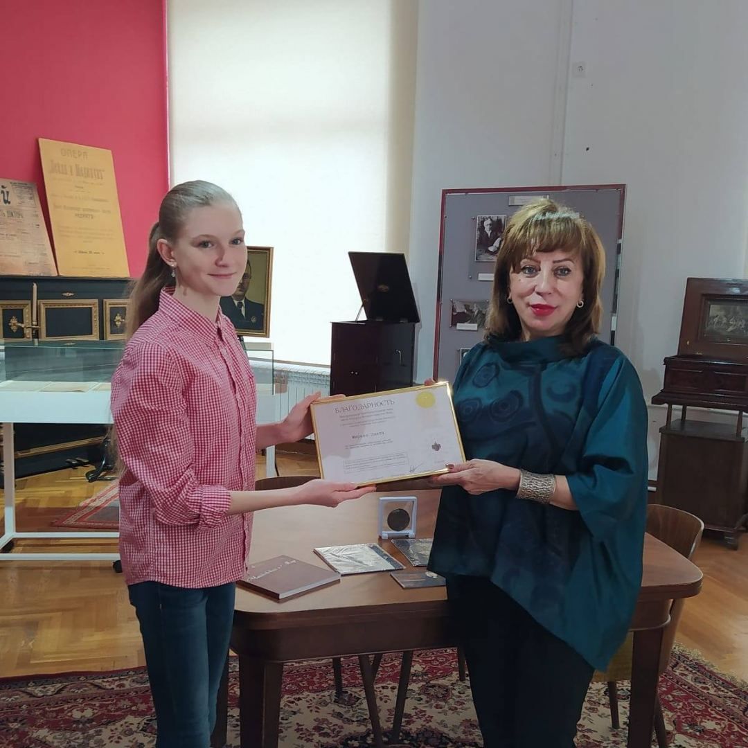 Une jeune actrice azerbaïdjanaise reçoit une médaille de la part de Denis von Meck, descendant de Pyotr Tchaikovsky (PHOTO)