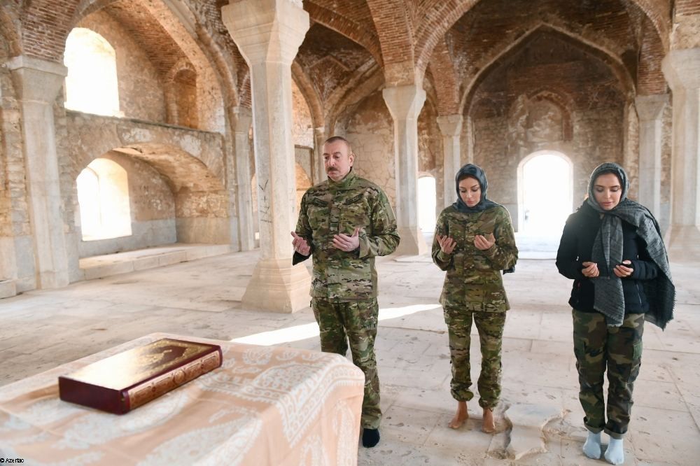 Le président Ilham Aliyev a posé la première pierre de la route Fuzouli-Choucha et d’un aéroport dans la région de Fuzouli, effectué une visite à Choucha