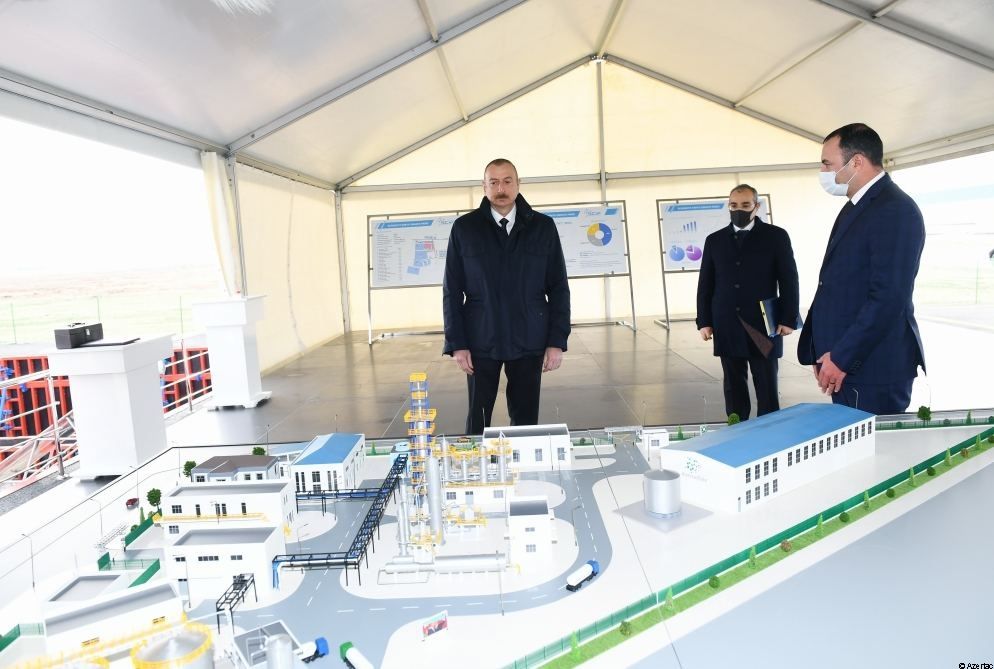 Le président Ilham Aliyev pose la première pierre de deux usines et inaugure une entreprise de fabrication de verre feuilleté au Parc industriel chimique de Soumgaït