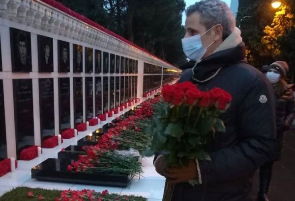 Bakou : l’Ambassadeur français Zacharie Gross est allé aujourd’hui se recueillir et pour déposer des fleurs à l’Allée des Martyrs (PHOTO)