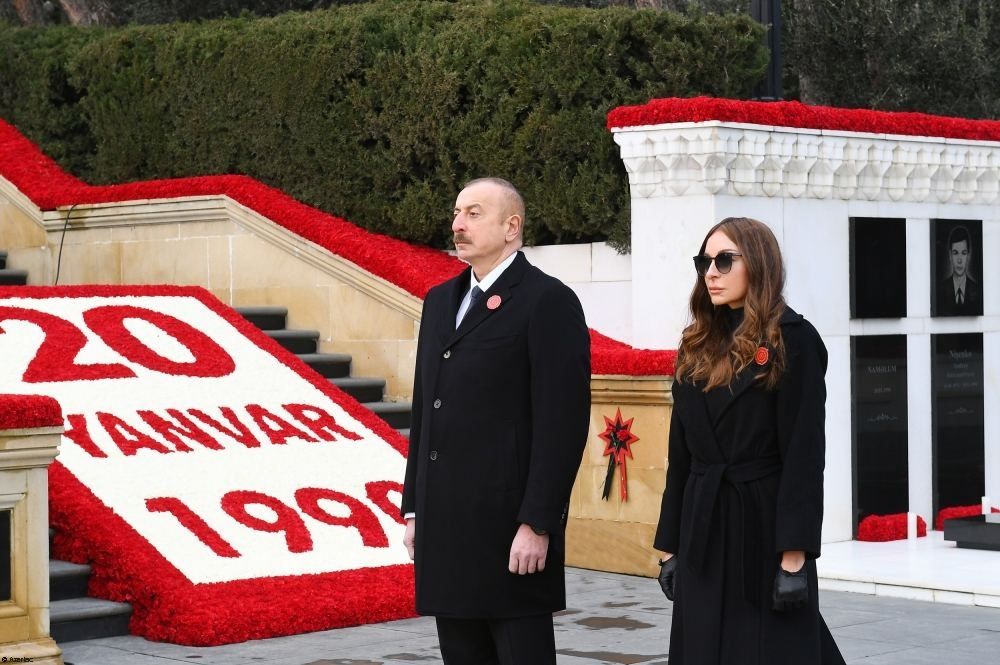 Le président Ilham Aliyev et la première dame Mehriban Aliyeva visitent l’Allée des Martyrs à l’occasion du 31e anniversaire de la tragédie du 20 Janvier