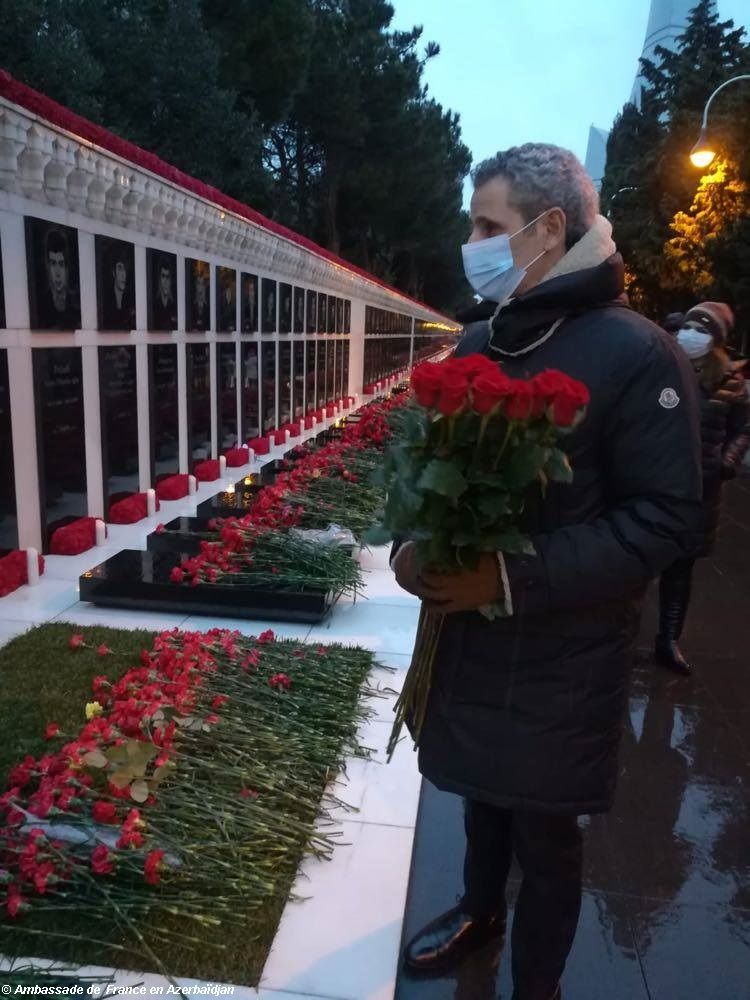 Bakou : l’Ambassadeur français Zacharie Gross est allé aujourd’hui se recueillir et pour déposer des fleurs à l’Allée des Martyrs (PHOTO)