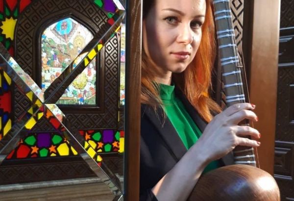 Polina Desyatnichenko nous raconte ce qui l'a motivée à déménager du Canada en Azerbaïdjan pour étudier l'art du mugham et apprendre à jouer du tar (PHOTO/VIDEO)