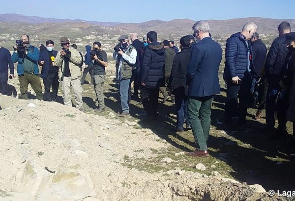 Des représentants du corps diplomatique ont visité le cimetière détruit par les Arméniens dans la ville azerbaïdjanaise de Djabraïl (PHOTO/VIDEO)