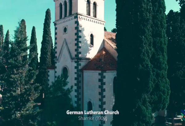 Prise de vue depuis l'Église Luthérienne située au cœur de la ville azerbaïdjanaise de Chamkir (VIDEO)