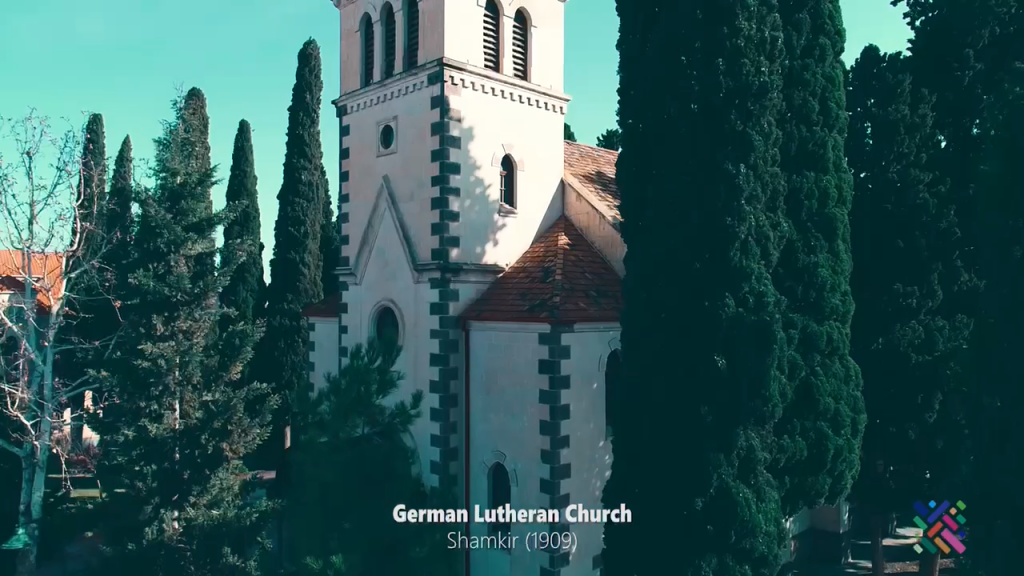 Prise de vue depuis l'Église Luthérienne située au cœur de la ville azerbaïdjanaise de Chamkir (VIDEO)