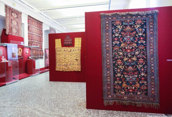 Le tapis « Surakhani » de Bakou, datant de la fin du XVIIIe siècle, et des œuvres d'art décoratif et appliqué des maîtres azerbaïdjanais des XIXe et XXe siècles sont présentés en Russie (PHOTO)