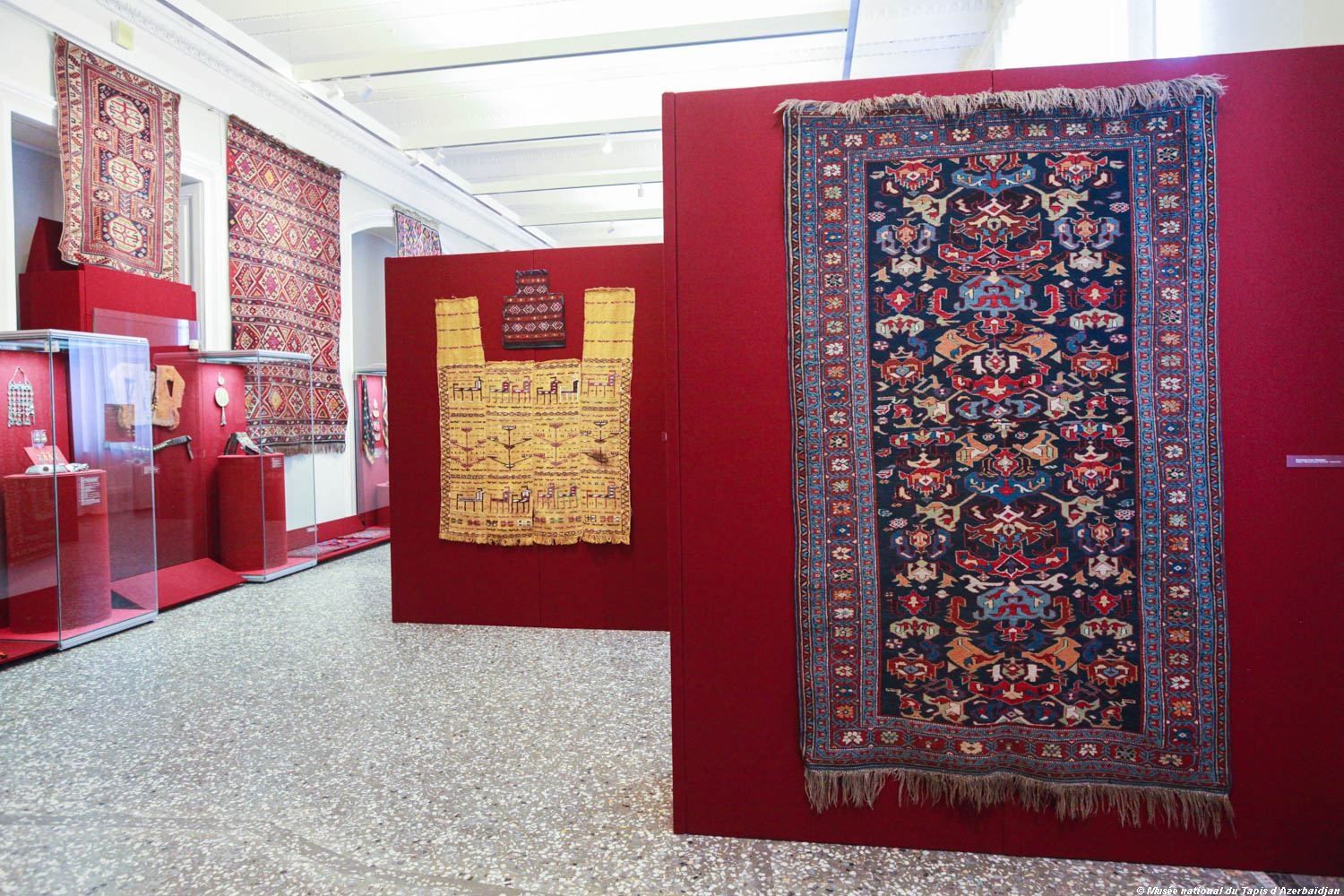 Le tapis « Surakhani » de Bakou, datant de la fin du XVIIIe siècle, et des œuvres d'art décoratif et appliqué des maîtres azerbaïdjanais des XIXe et XXe siècles sont présentés en Russie (PHOTO)