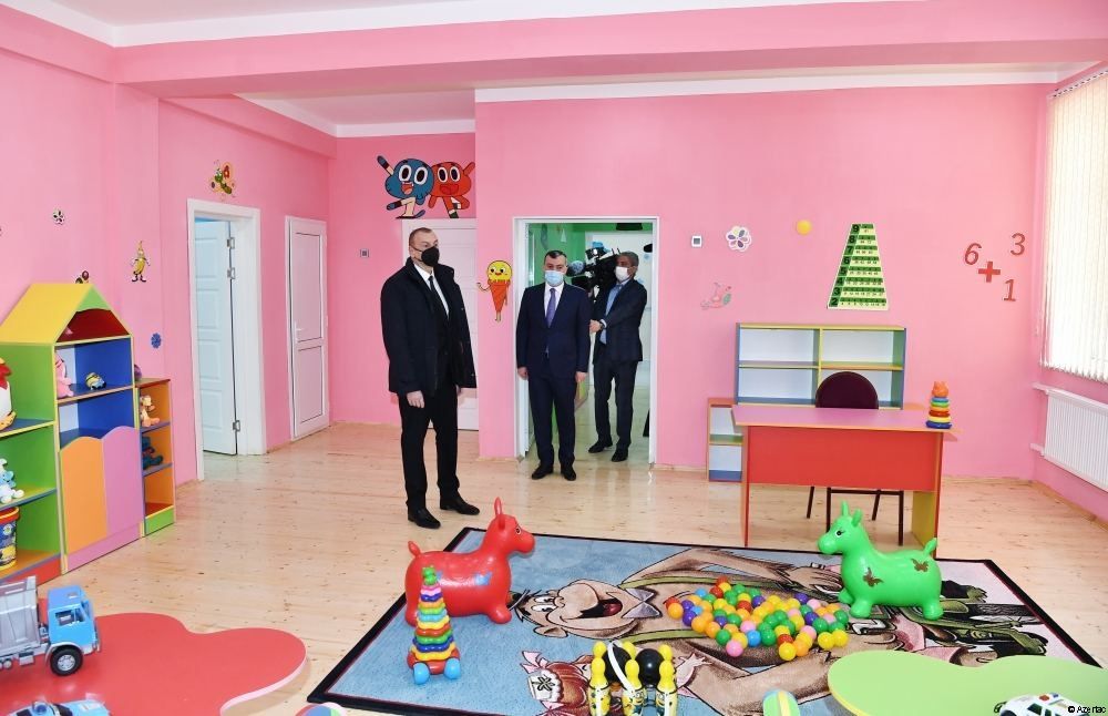 Une cérémonie d'attribution des logements aux familles des martyrs et aux mutilés de guerre se tient à Ramana, le président Ilham Aliyev est présent à la cérémonie