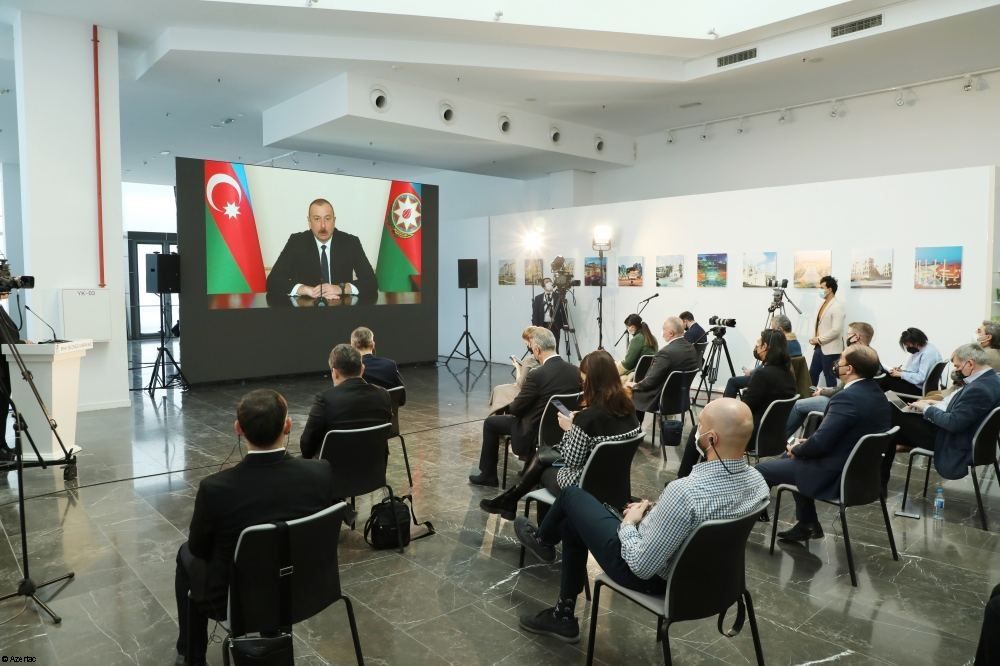 Le président Ilham Aliyev tient une conférence de presse pour les représentants des médias locaux et étrangers