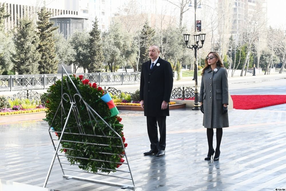 Le président Ilham Aliyev visite le monument érigé à la mémoire des victimes du génocide de Khodjaly