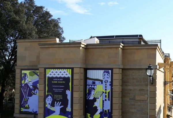 Les œuvres de l'artiste azerbaïdjanais Samir Salahov présentées sur la façade du bâtiment de la galerie « Kichik QalArt » à Bakou - PHOTO