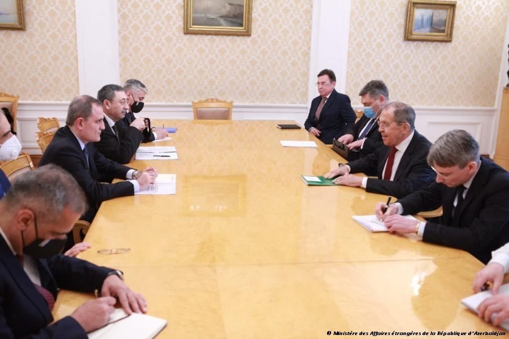 Les ministres des Affaires étrangères de la Russie et de l'Azerbaïdjan discutent de la situation régionale actuelle