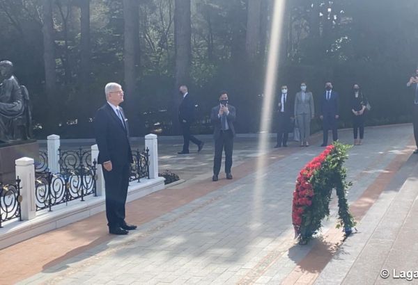 Le président de la 75e Assemblée générale de l'ONU se recueille devant la tombe du leader national Heydar Aliyev à Bakou - PHOTO