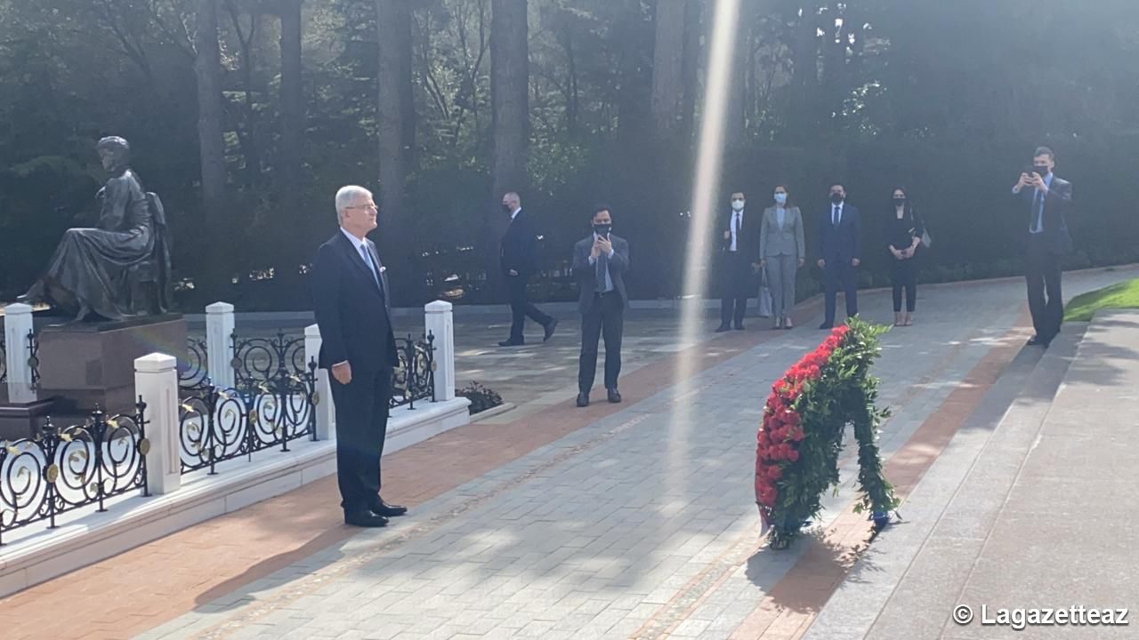Le président de la 75e Assemblée générale de l'ONU se recueille devant la tombe du leader national Heydar Aliyev à Bakou - PHOTO