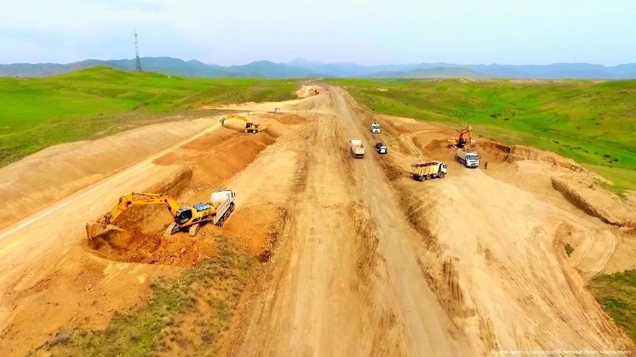 Karabagh : la construction de l'autoroute Hadrout-Djabraïl-Shukurbeyli se poursuit en Azerbaïdjan