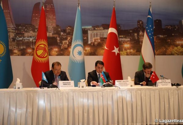 Hikmet Hadjiyev : l'Azerbaïdjan s'efforce de développer les liens entre les États turcophones