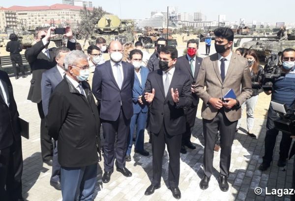 Les représentants des principaux think tanks du monde visitent le Parc des butins de guerre à Bakou