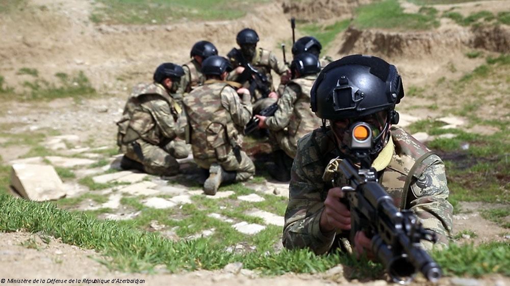 Des exercices d'entraînement ont été organisés afin d'améliorer le niveau de professionnalisme des unités de maintien de la paix de l'armée azerbaïdjanaise - VIDEO