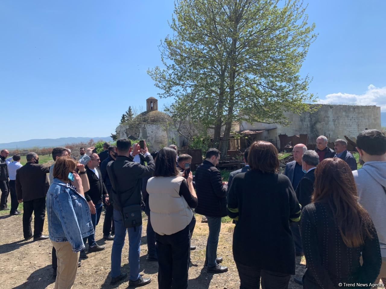 Un groupe de journalistes azerbaïdjanais effectuent une visite à Aghdam
