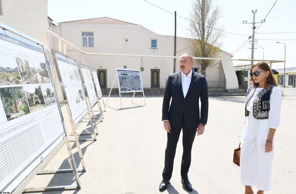 La première pierre des travaux de reconstruction et de restauration dans le bourg de Pirchaghy a été posée, le président Ilham Aliyev et la première dame Mehriban Aliyeva ont été présents à la cérémonie