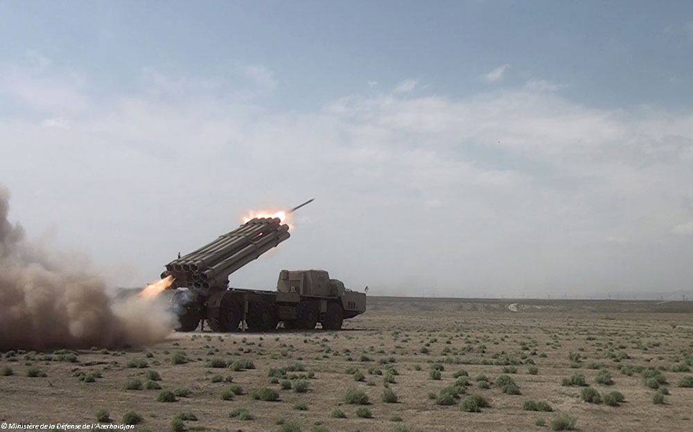 Les unités de missiles et d'artillerie de l'armée azerbaïdjanaise effectuent des exercices tactiques avec des tirs réels (PHOTO/VIDEO)