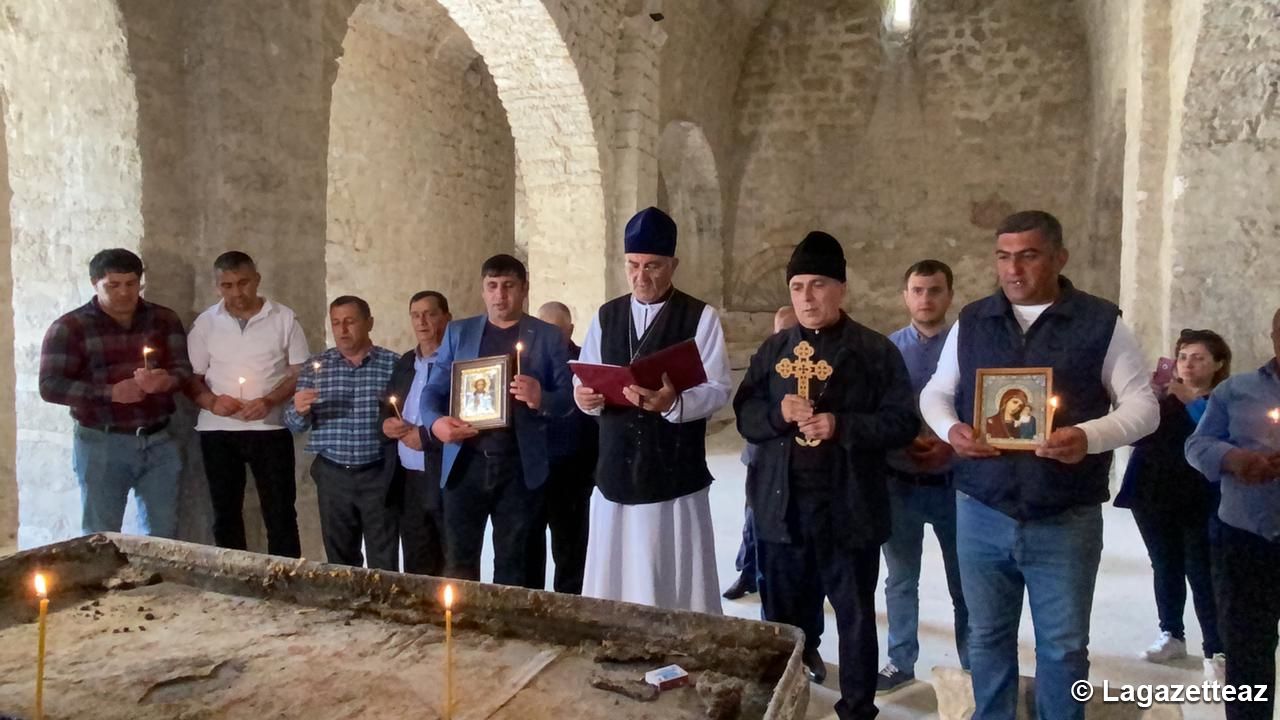 Karabagh : les membres de la Communauté Chrétienne Albanienne-Oudie en Azerbaïdjan visitent un ancien temple à Tugh