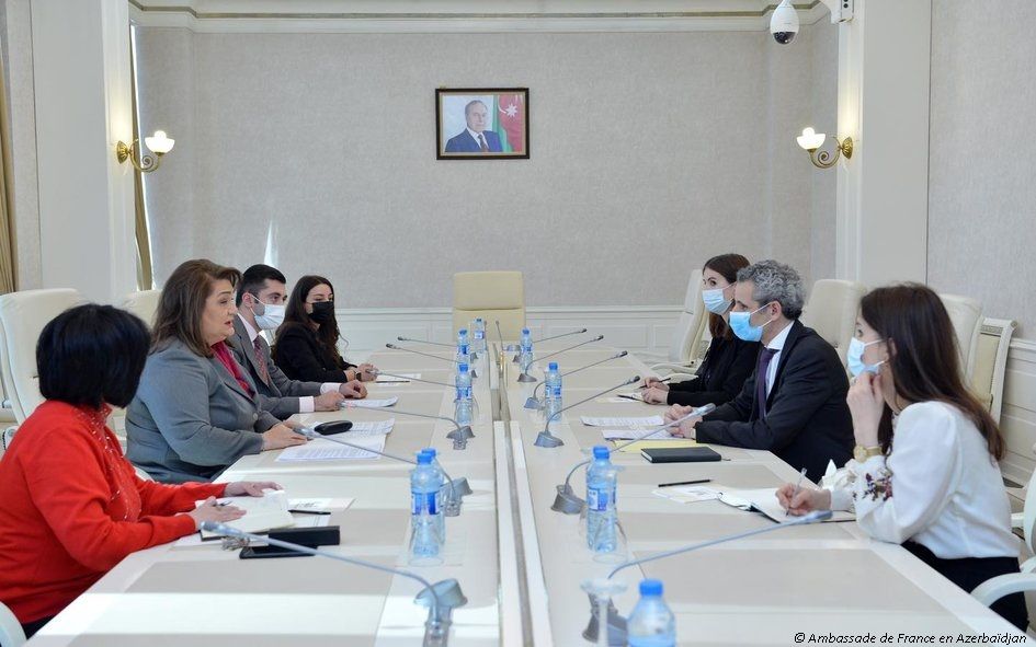 L´Ambassadeur de France en Azerbaïdjan s'entretient avec la présidente du comité pour la famille, la femme et l’enfant au Parlement azerbaïdjanais