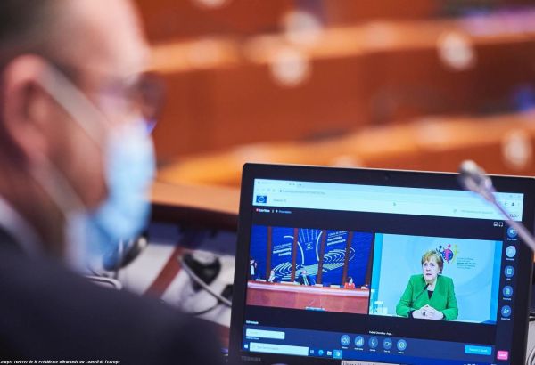 Mme Angela Merkel insiste sur l'importance de respecter le droit international afin d'éviter de futurs conflits comme celui du Haut-Karabagh