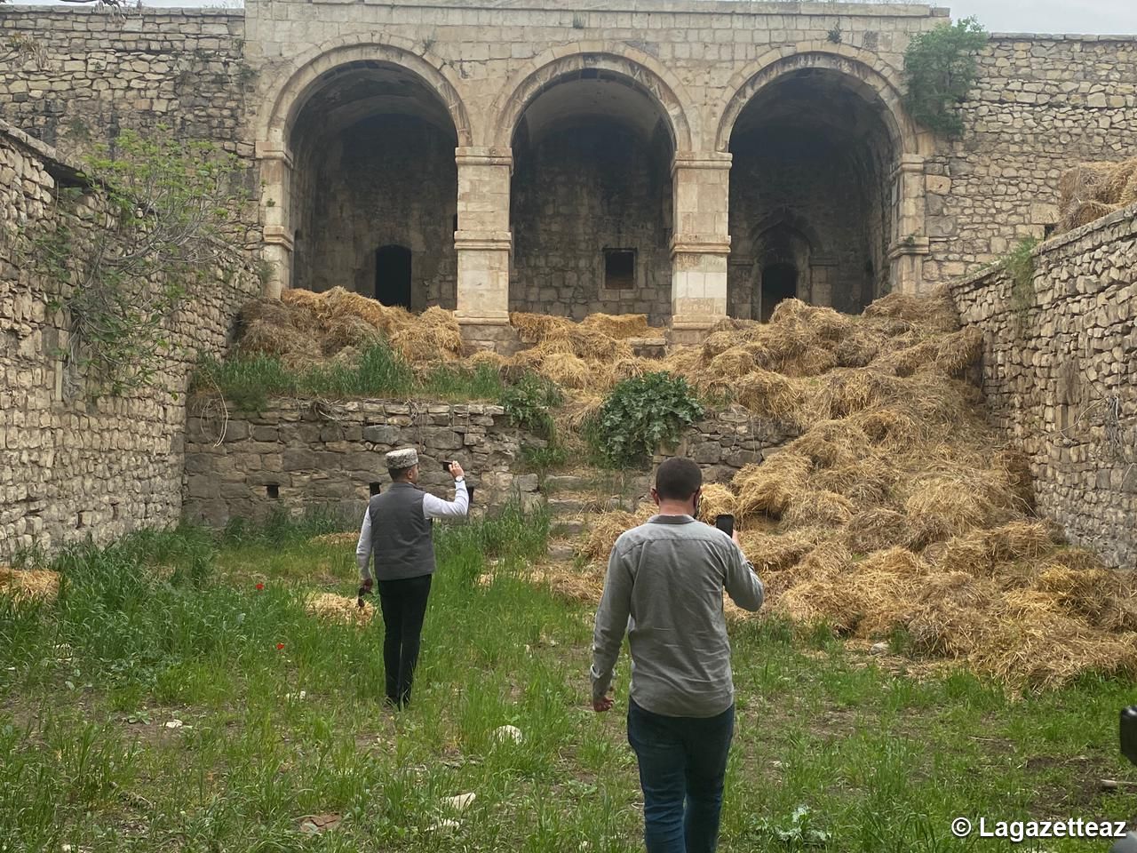 Des journalistes israéliens ont visité un caravansérail dans le district de  Fuzouli, transformé en étable par les Arméniens pendant la trentaine d'années d'occupation
