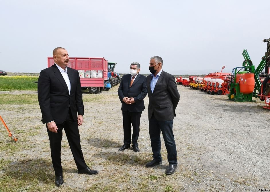 Le président Ilham Aliyev a suivi le processus de semis dans le champ de coton d’un fermier à Hadjigaboul
