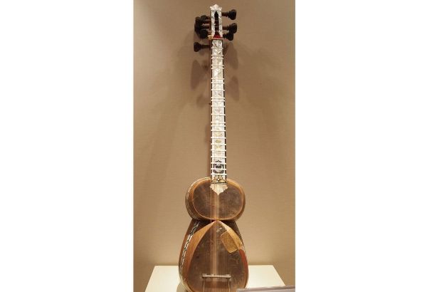 Un tar ancien datant de 1744 et le grand art – une activité de recherche du Centre International du Mugham de Bakou