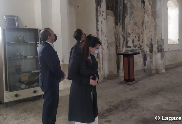 Les avocats français Yassine Yakouti et Elise Arfi effectuent une visite dans le district azerbaïdjanais d'Aghdam