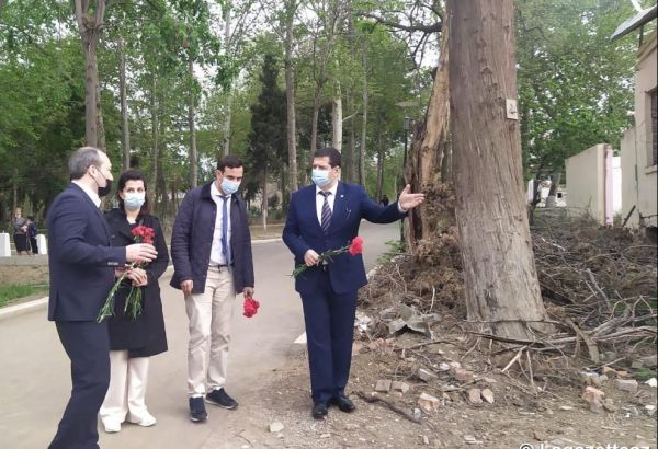 Des avocats français visitent la ville azerbaïdjanaise de Gandja, bombardée par l'Arménie pendant la seconde guerre du Karabagh