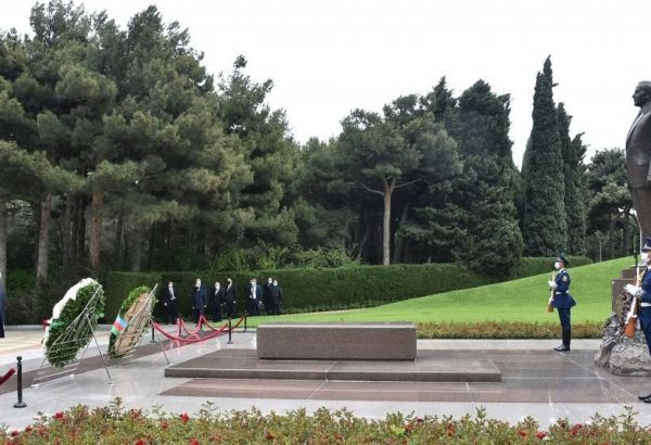 Azerbaïdjan : le Premier ministre géorgien visite la tombe du leader national Heydar Aliyev