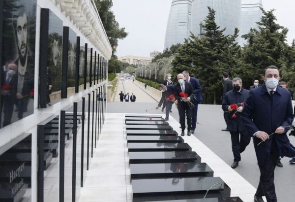 Le Premier ministre géorgien IIrakli Garibachvili rend hommage aux martyrs azerbaïdjanais