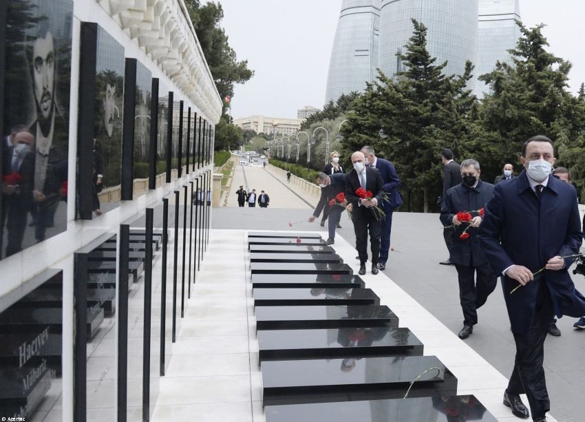 Le Premier ministre géorgien IIrakli Garibachvili rend hommage aux martyrs azerbaïdjanais