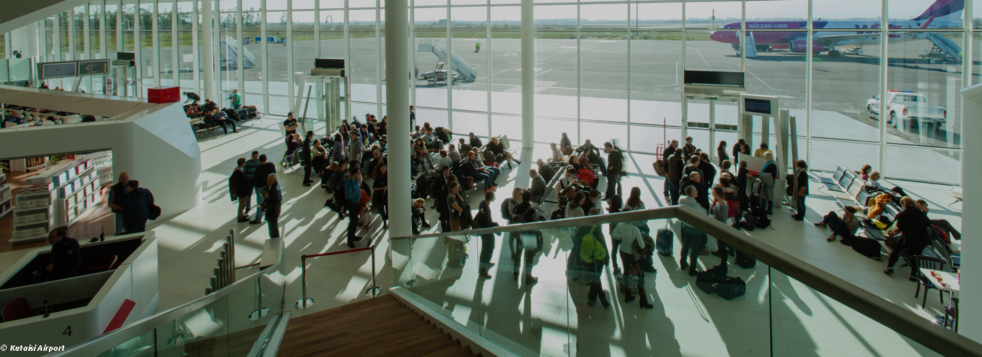 Les voitures électriques de TESLA et CHANGAN au service de l'aéroport international de Kutaisi en Géorgie