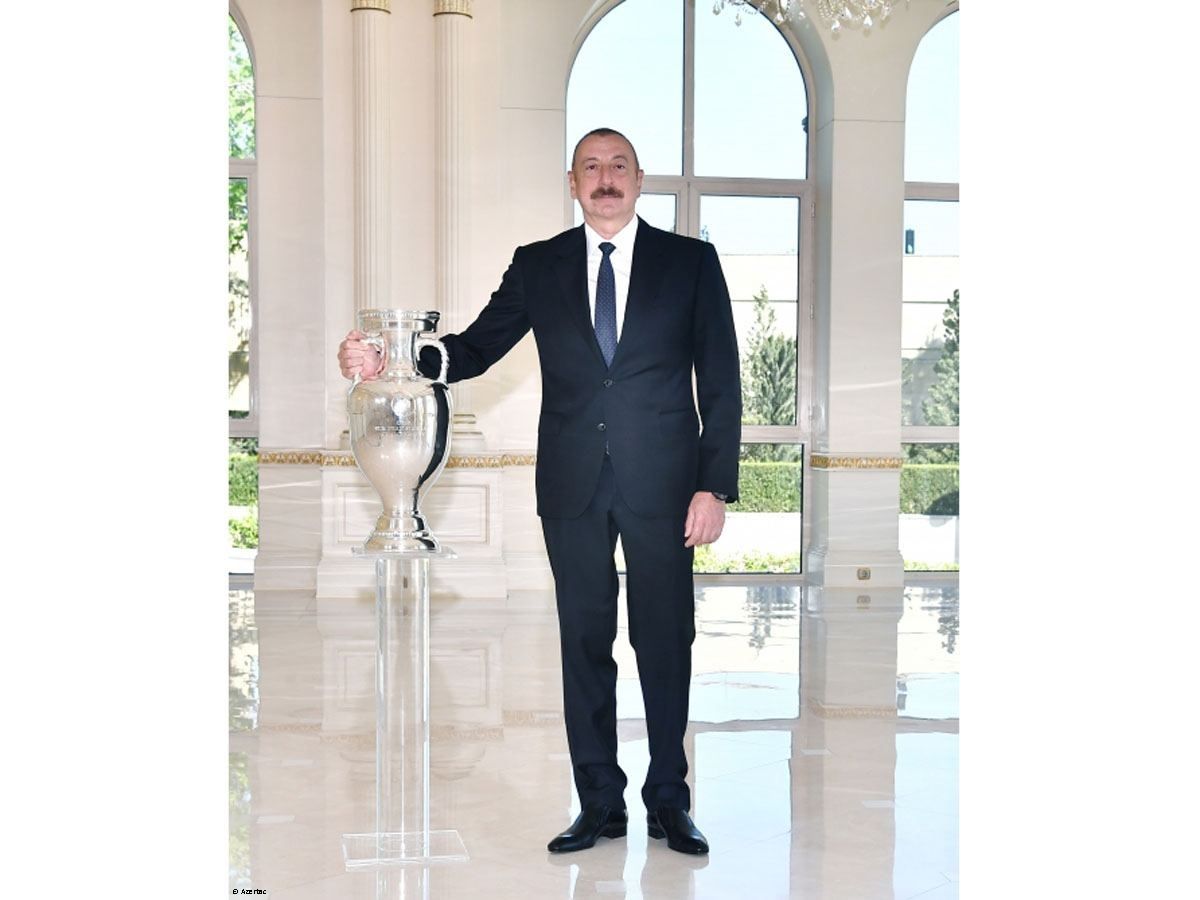 Le trophée de l’Euro 2020 a été présenté au président Ilham Aliyev