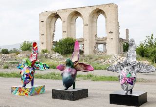 À l'initiative de la Fondation Heydar Aliyev, les artistes du Festival international des Arts créent le modèle « Khari Bulbul » dans les territoires azerbaïdjanais libérés
