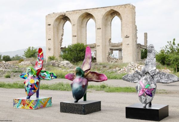 À l'initiative de la Fondation Heydar Aliyev, les artistes du Festival international des Arts créent le modèle « Khari Bulbul » dans les territoires azerbaïdjanais libérés