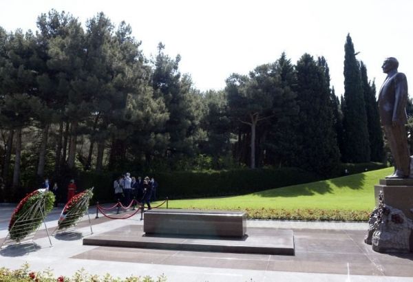 Azerbaïdjan : le ministre russe Sergueï Lavrov se recueille devant la tombe du leader national Heydar Aliyev