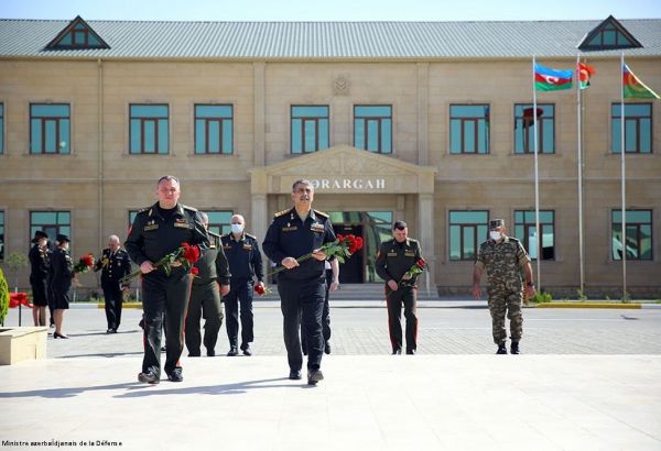 Les ministres de la Défense de l'Azerbaïdjan et de la Biélorussie visitent un certain nombre d'unités militaires (PHOTO/VIDEO)