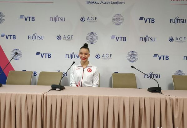 La gymnaste turque Ayse Onbasi exprime sa gratitude au comité organisationnel du 16e championnat du monde de gymnastique aérobic à Bakou pour l'excellente tenue de la compétition