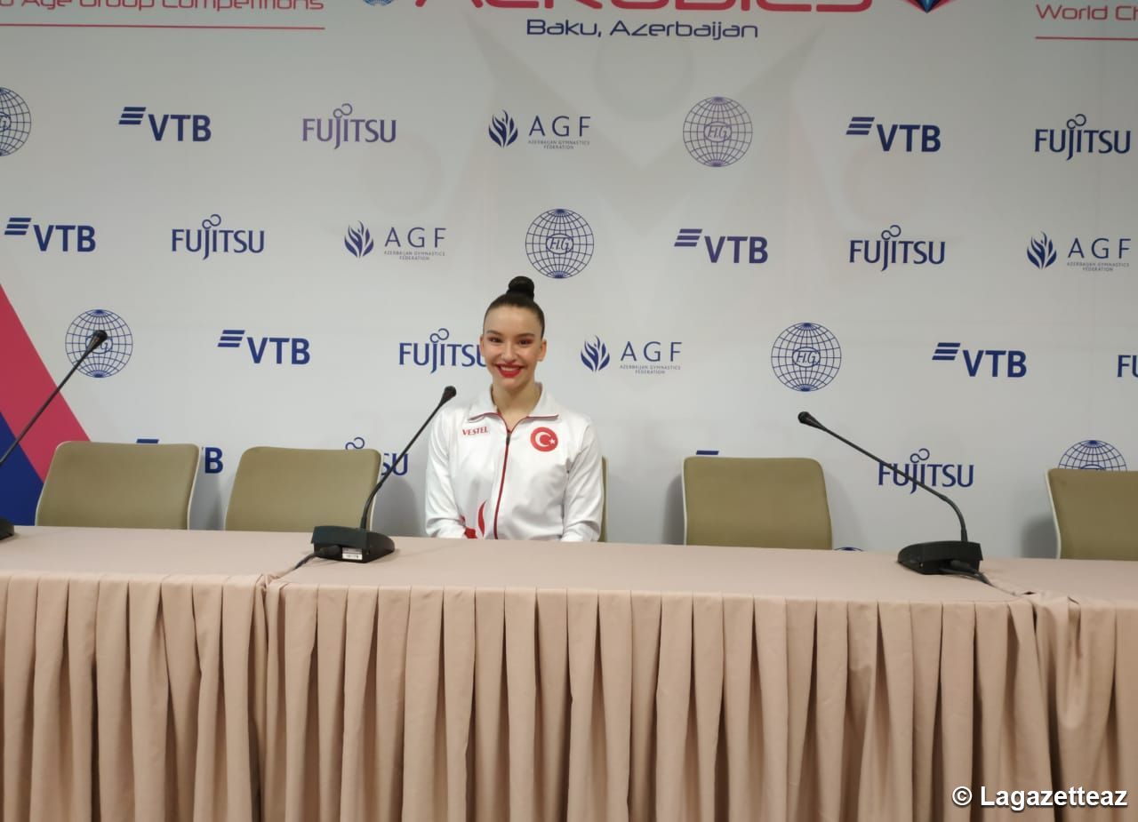 La gymnaste turque Ayse Onbasi exprime sa gratitude au comité organisationnel du 16e championnat du monde de gymnastique aérobic à Bakou pour l'excellente tenue de la compétition