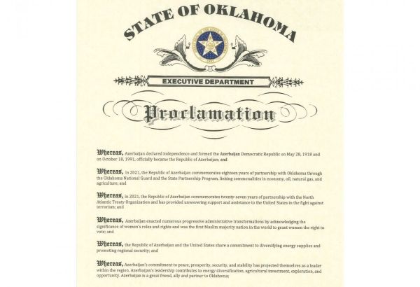 Le gouverneur de l'Oklahoma signe une déclaration à l'occasion du 103e anniversaire de la création de la République Démocratique d'Azerbaïdjan