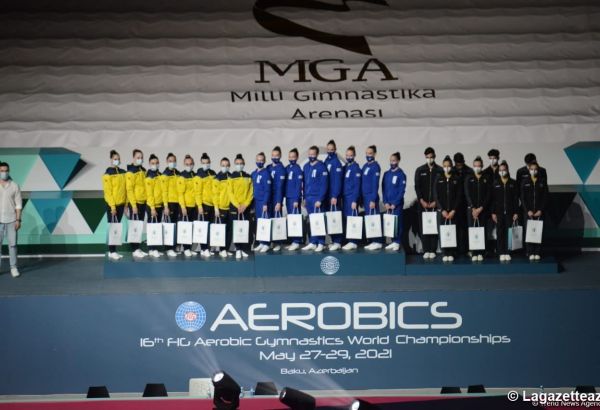 Bakou récompense les vainqueurs du 16e championnat du monde de gymnastique aérobic dans le programme « Aero Step »