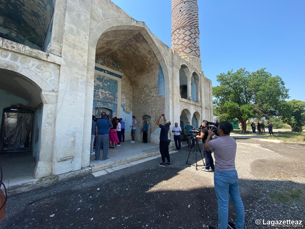 Un groupe de blogueurs étrangers visite la ville azerbaïdjanaise d'Aghdam