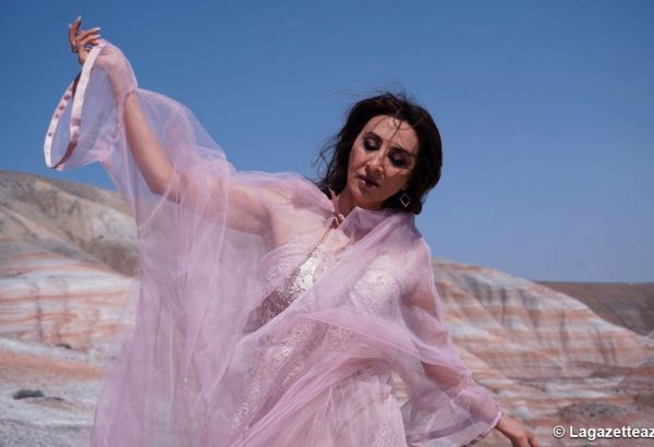 Le vent de 50 ans de l'actrice azerbaïdjanaise Husniya Murvatova sur les montagnes dorées de Khizi (PHOTO/VIDEO)