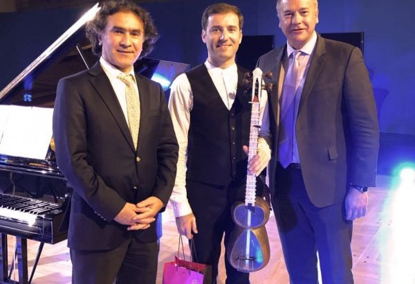 Pour la première fois, un musicien azerbaïdjanais s'est vu décerner la Médaille de la Ville française de Carrières-sous-Poissy